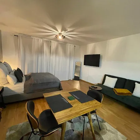 Stevie Nicks I Parking Spot I Workplace I 24in Screen I Kitchen I Ps4 Apartment *