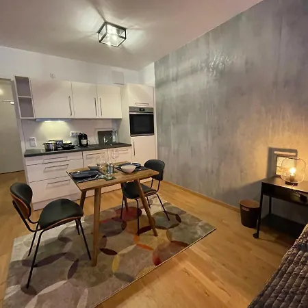 Apartment Stevie Nicks I Parking Spot I Workplace I 24in Screen I Kitchen I Ps4 *